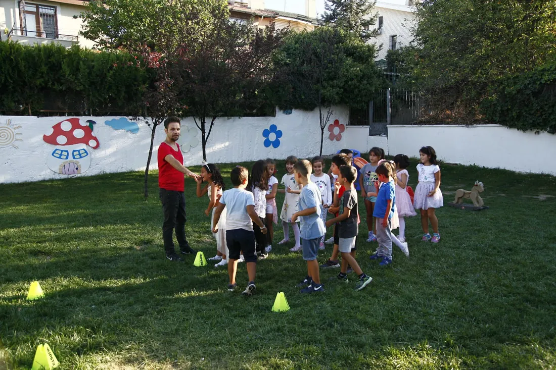 Parti salonunda kutlama hazırlığı
