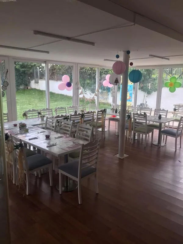 Bahçeye bakan aydınlık parti salonumuz